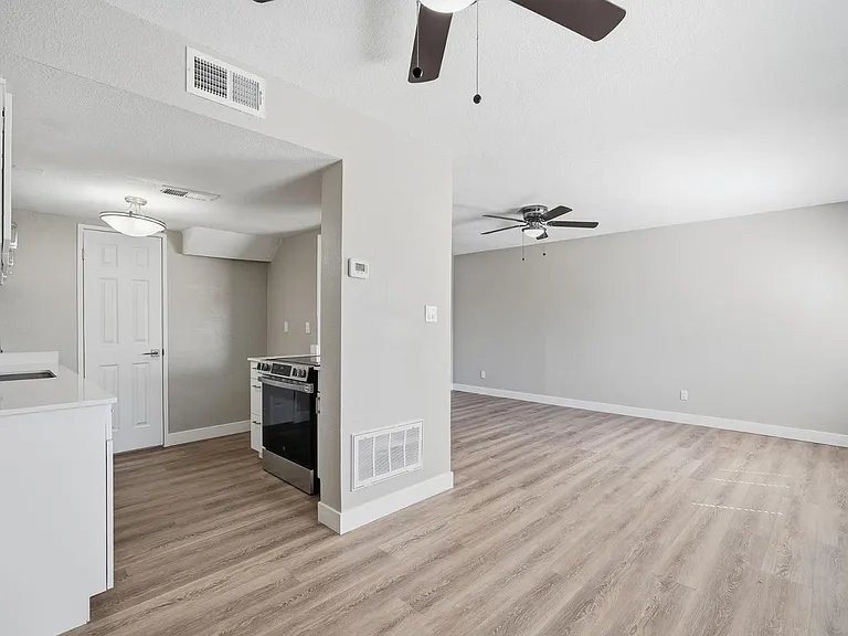 8053 N 32nd Dr — Photo 12