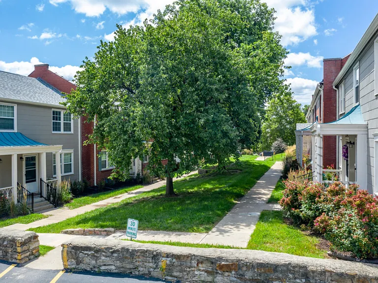 Warwick Court Townhomes — Photo 1