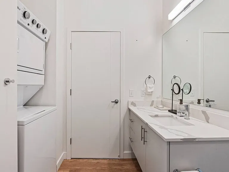 SevenO2 Main Apartments — Photo 41