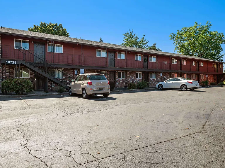 Colonial Villa Apartments — Photo 16