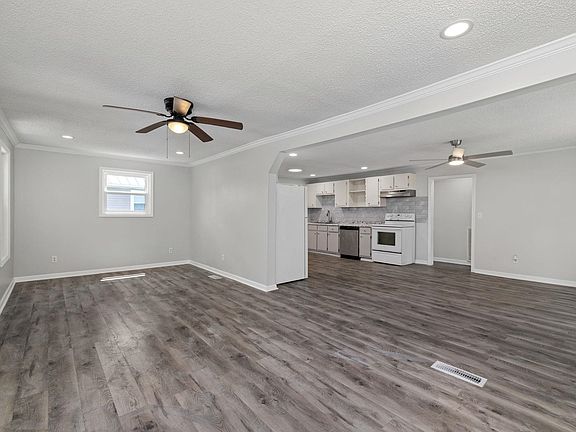 4th image of 1002 Carolyn St
