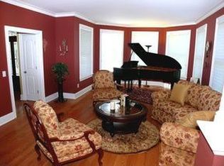 4 Petersons Ln, Danbury, CT 06811