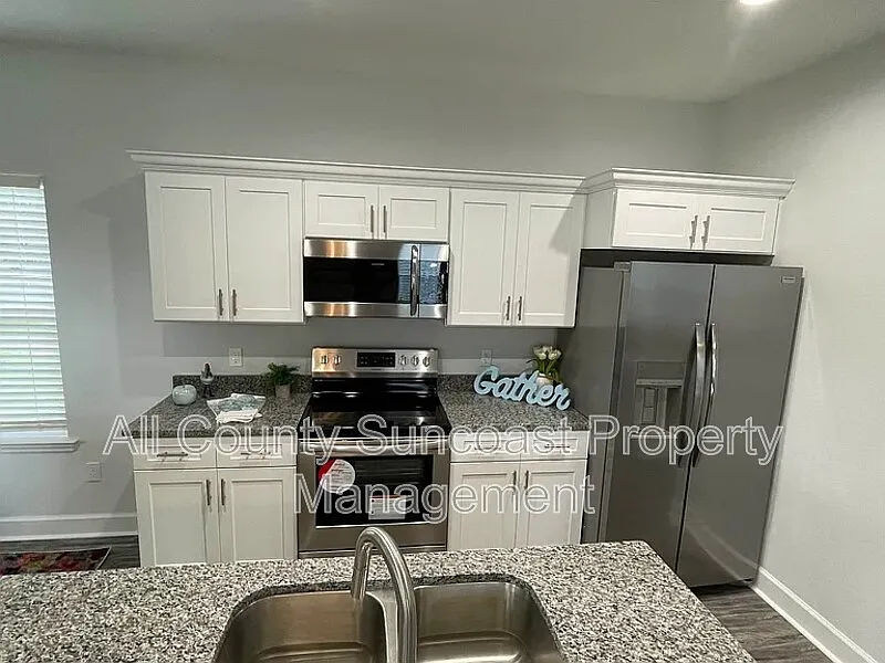 3 bed, 2.5 bath, $1,995 — Photo 2