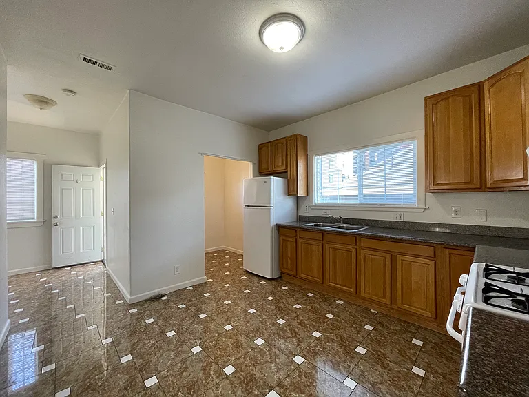 682 W Macarthur Blvd — Photo 10