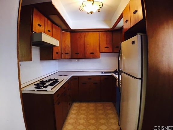 3rd image of 15642 Saticoy St