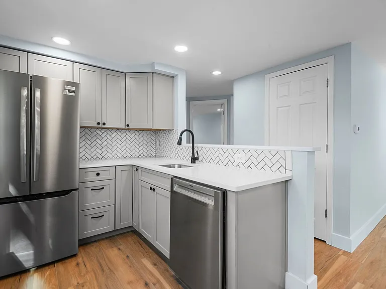 137 W Maryland Ave — Photo 3