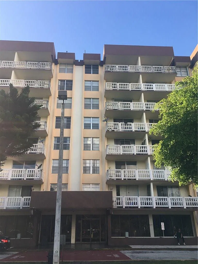 1 bed, 1.0 bath, 840 sqft, $1,600 — Photo 2