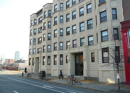 2nd image of 826 Beacon St #4E