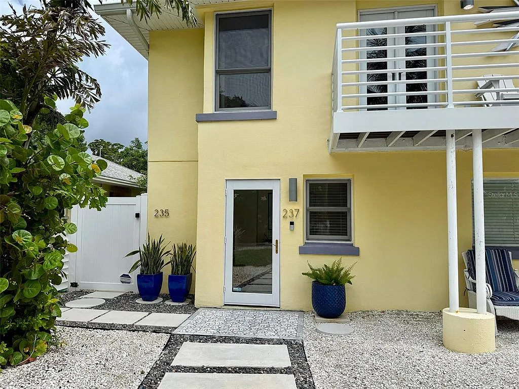 3 bed, 3.0 bath, 2177 sqft, $4,900 — Photo 2