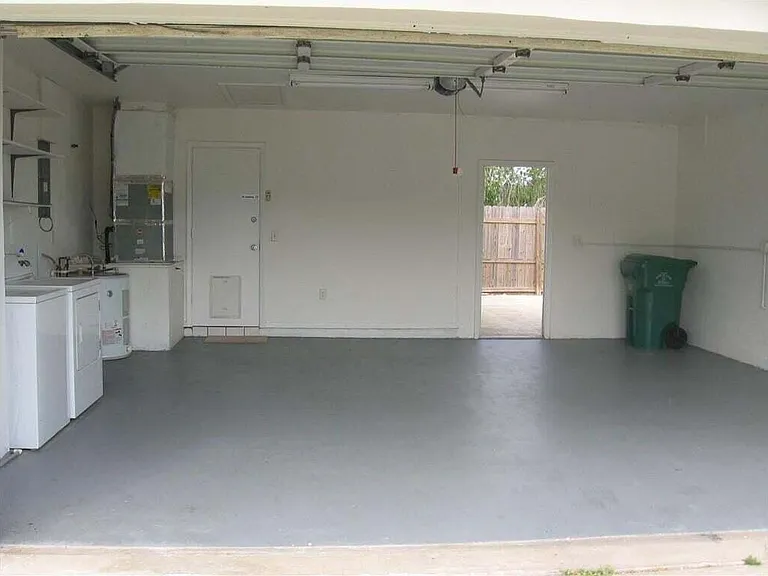 201 NE Midfield Ln — Photo 23