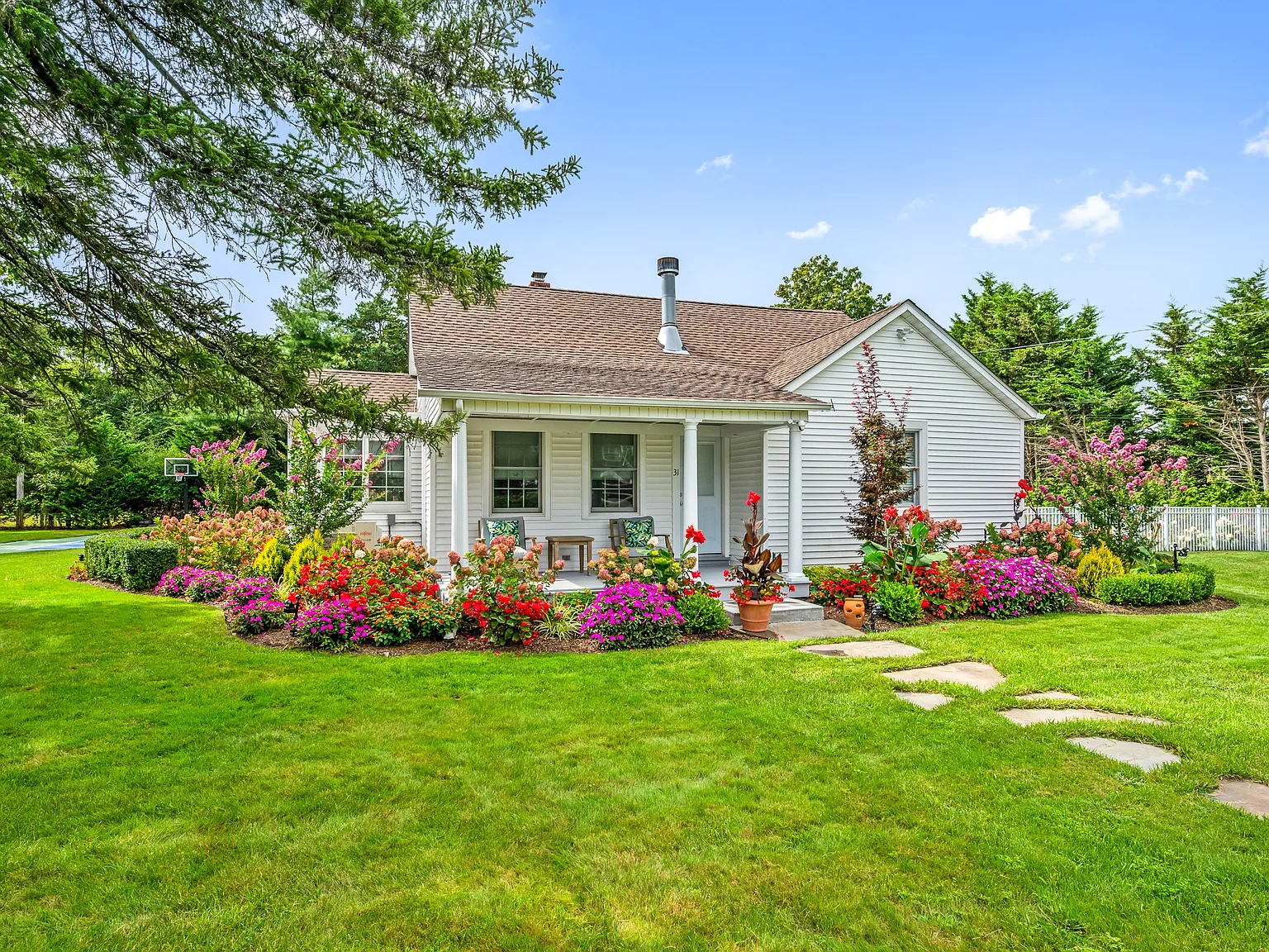 Charming Beach Cottage in Westhampton Beach — Photo 2