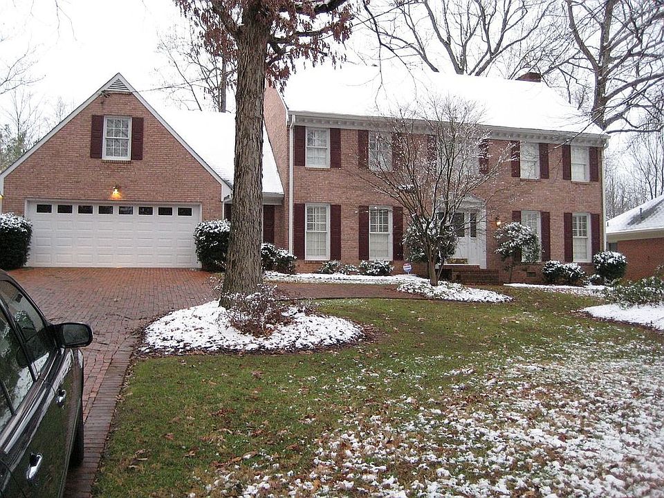All Brick Traditional in Dunwoody with full brick driveway & patio