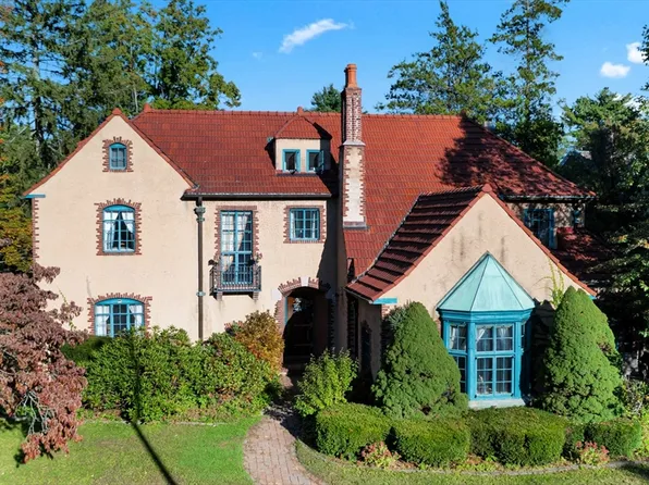 283 Longhill St, Springfield, MA 01108