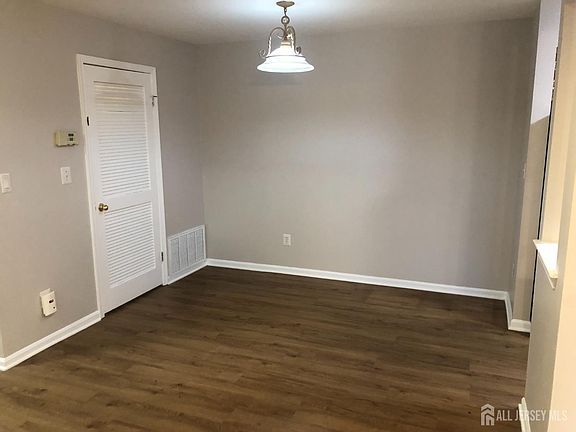 4th image of 827 Waterford Dr