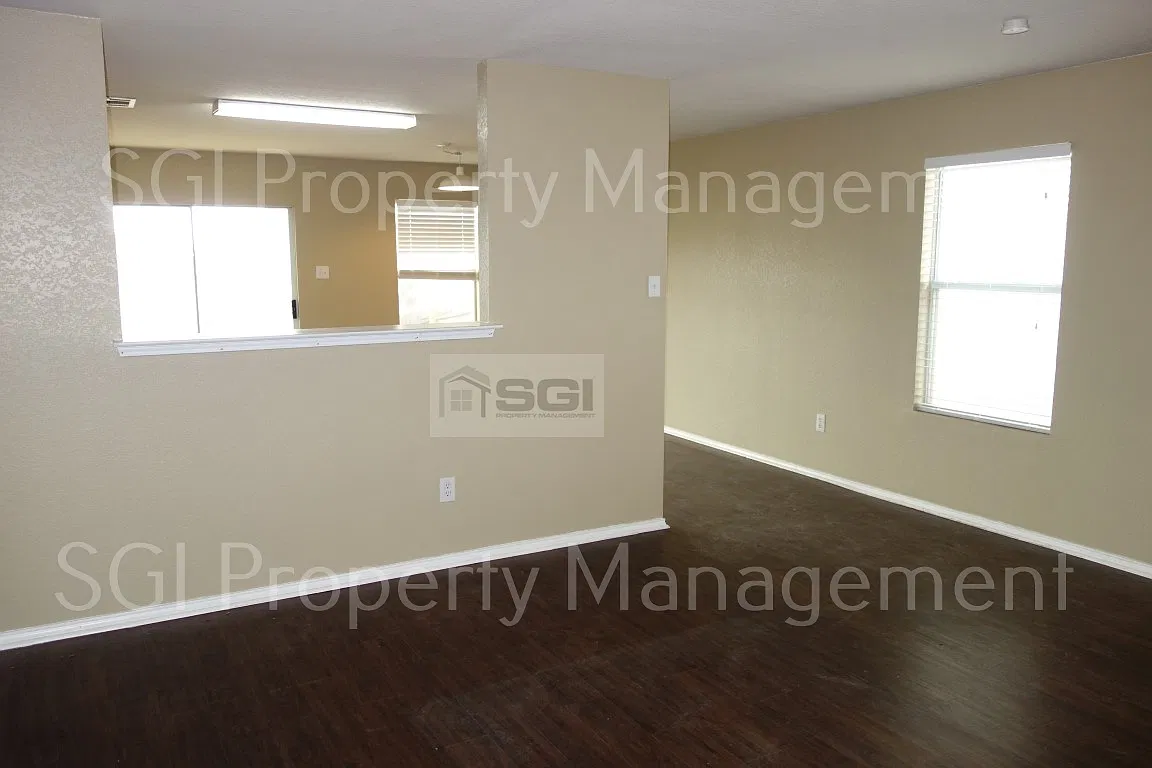 Nice 3 bedroom split floorplan, single level — Photo 4