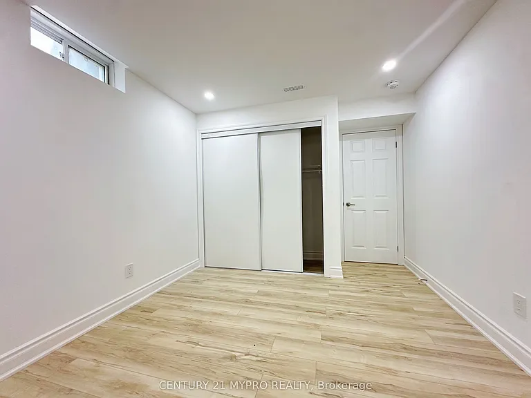 938 Red Deer Ave #BASEMENT — Photo 12