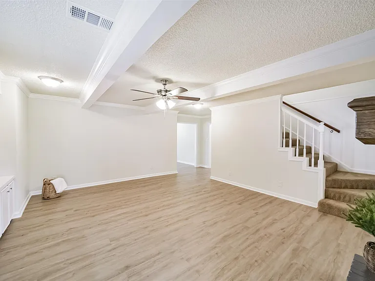1011 Baltic Ln — Photo 5