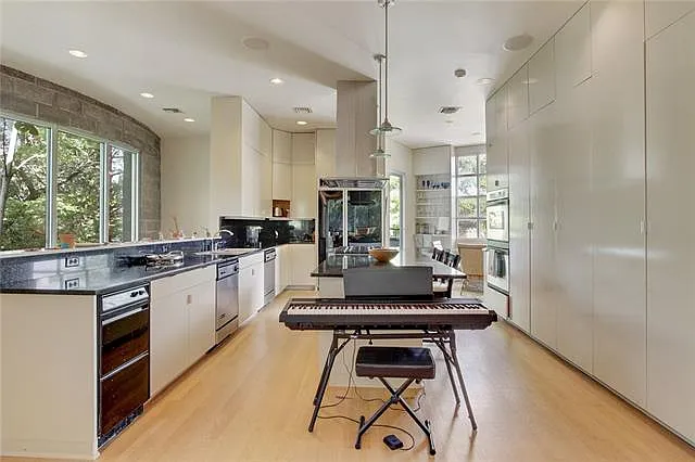 302 Bella Dr — Photo 8