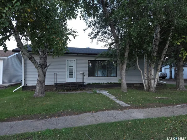 100 3rd Avenue N, Middle Lake, SK S0K 2X0