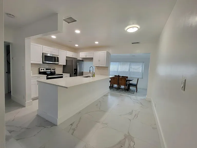 900 SW 31st St — Photo 23