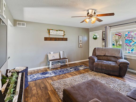 4th image of 564 Evergreen Ln