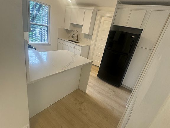 2nd image of 130 E 39th St APT 2