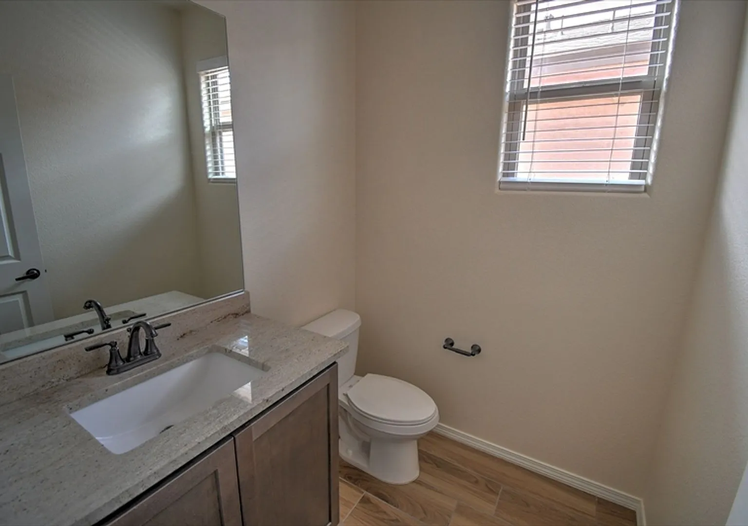 Amazing Multi Generational 4 Bedroom (With 2 Primary Suites-One Up Stairs And One Down) — Photo 4