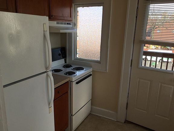 5th image of 418 E Vermont St APT 1