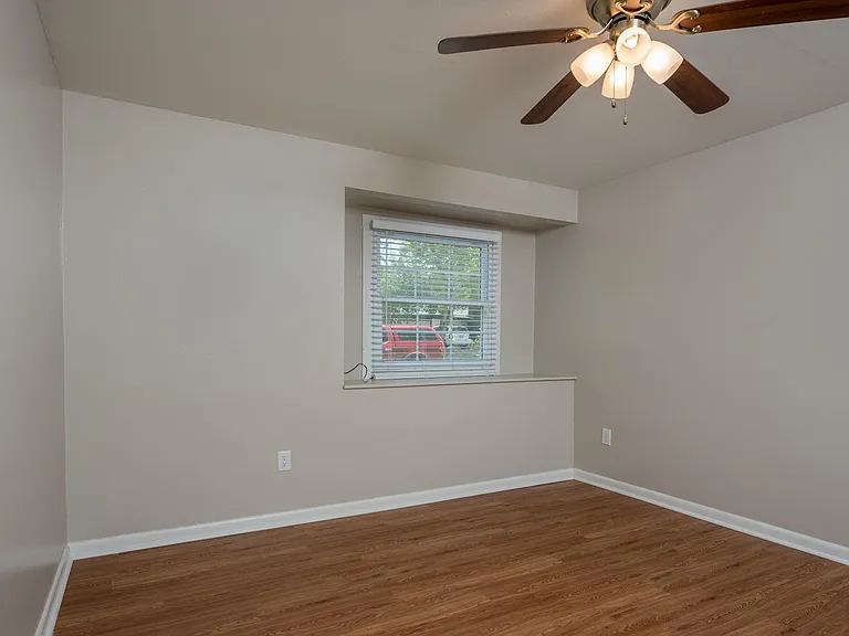 906 Lazy Ln — Photo 11