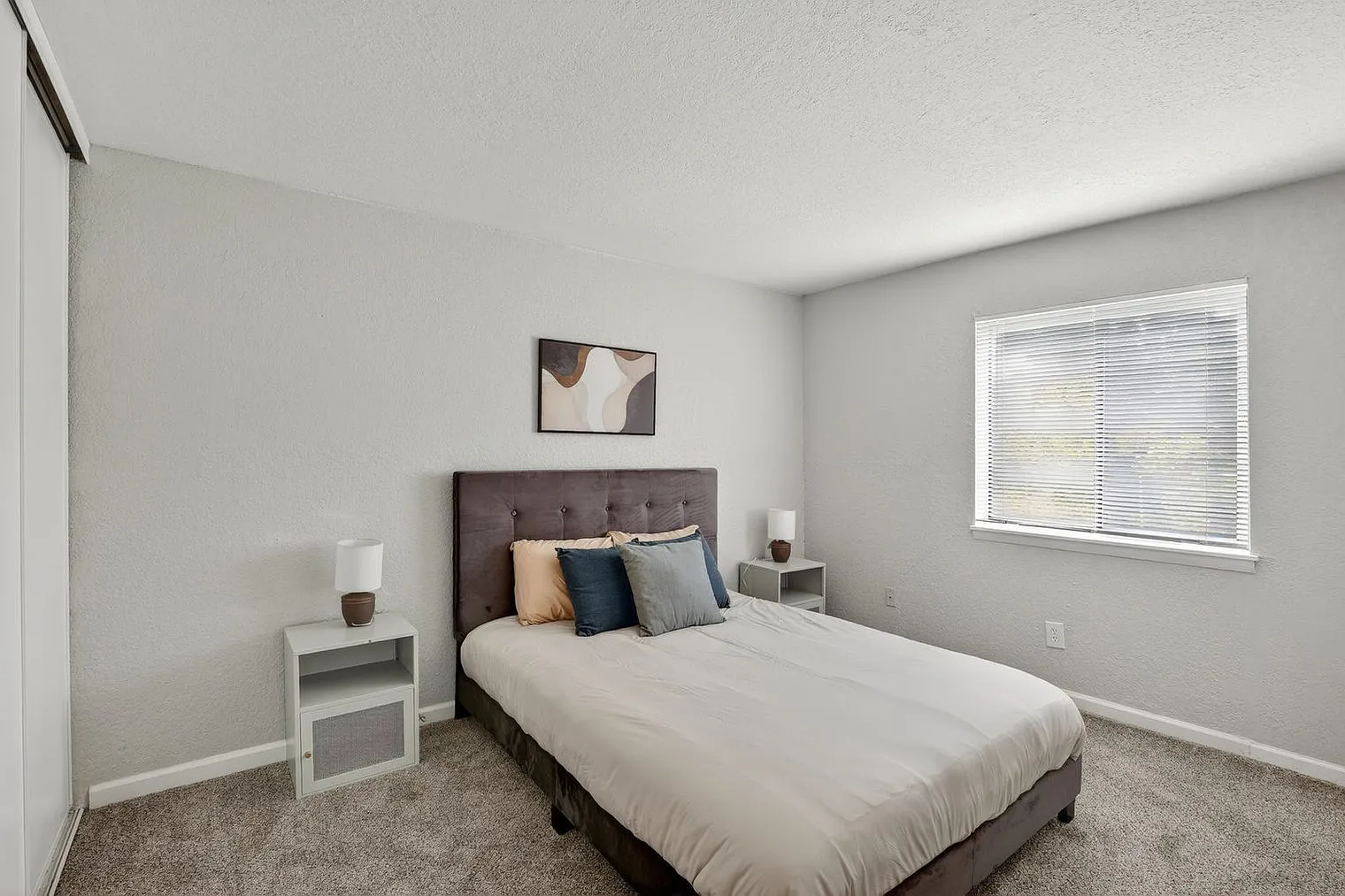 2 bed, 1.0 bath, 9913 sqft, $2,310 — Photo 3