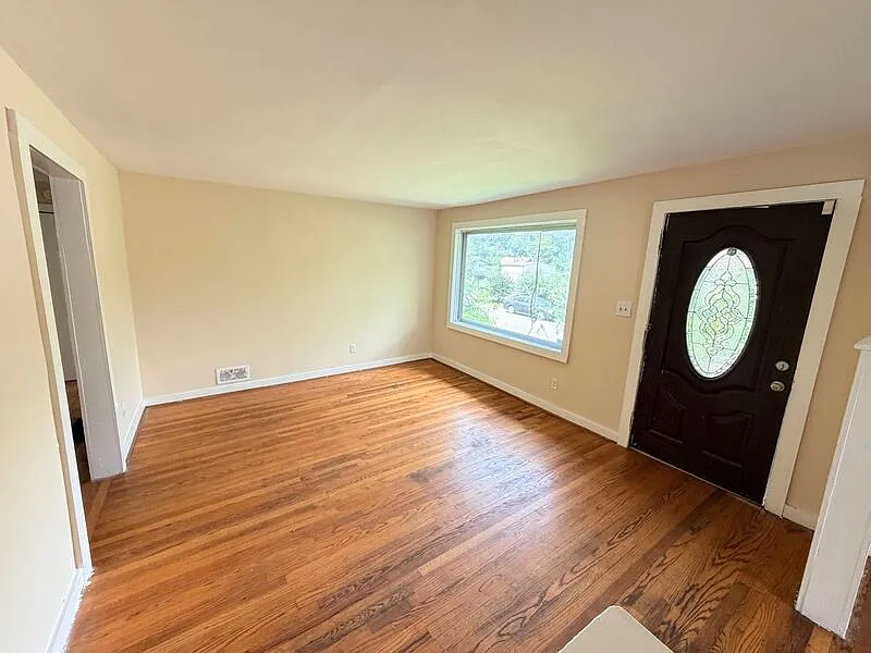 3 bed, 1.0 bath, 1140 sqft, $1,200 — Photo 1