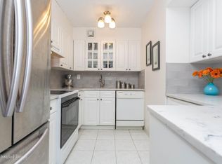 10-34 166th St #3A, Whitestone, NY 11357