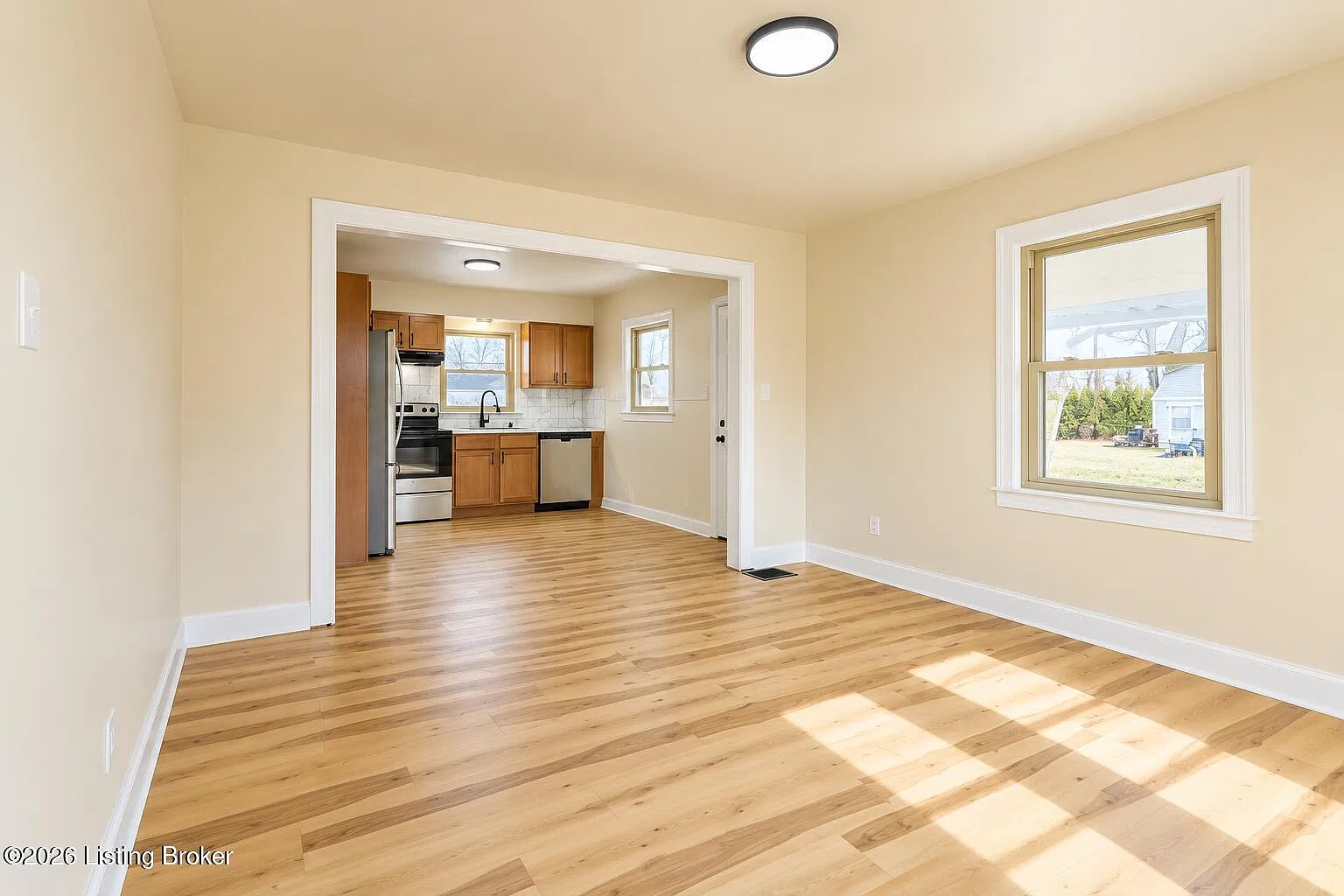 4 bed, 2.0 bath, 2520 sqft, $2,100 — Photo 3
