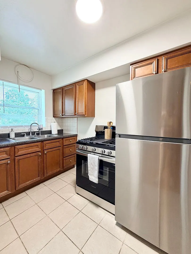 Residences at Robert and Sunshine — Photo 4