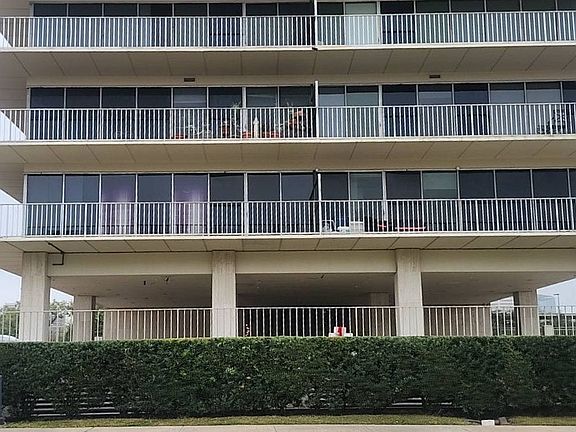 2nd image of 2200 Willowick Rd