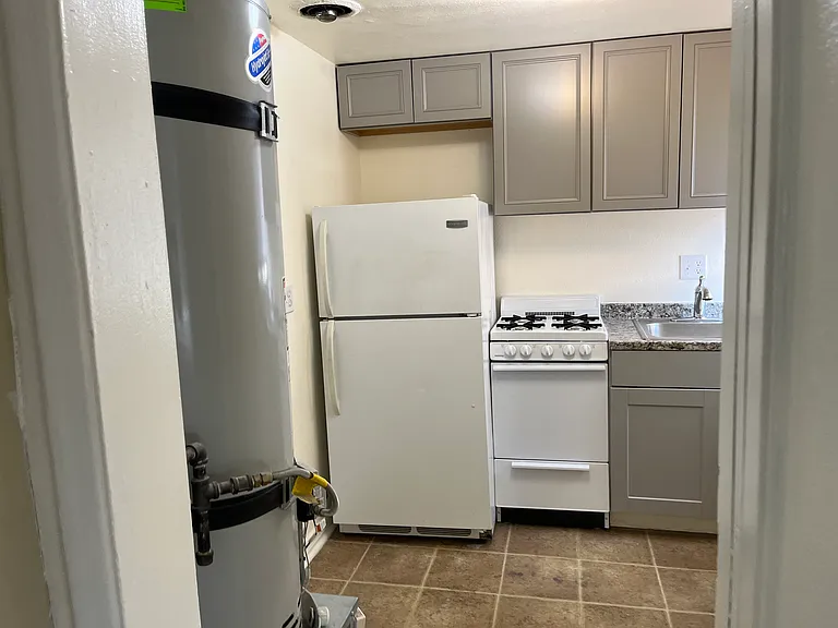 Spacious, Updated 1 Bedroom just 4 Blocks West of UNM — Photo 5