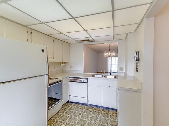4th image of 725 83rd Ave N APT 206