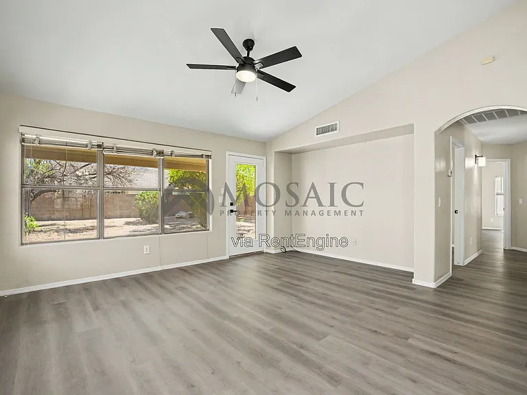 2033 E Willow Wick Rd — Photo 9