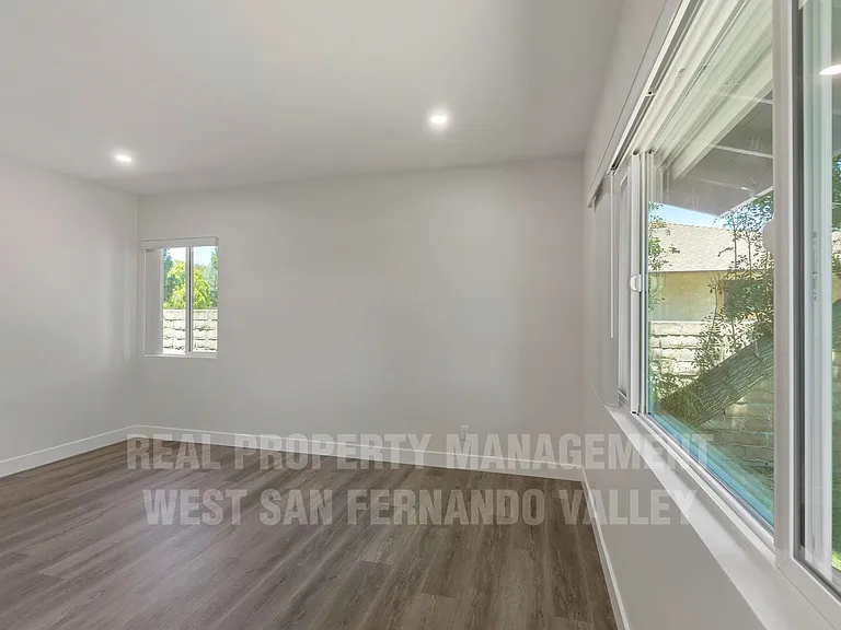 9801 Columbus Ave — Photo 42
