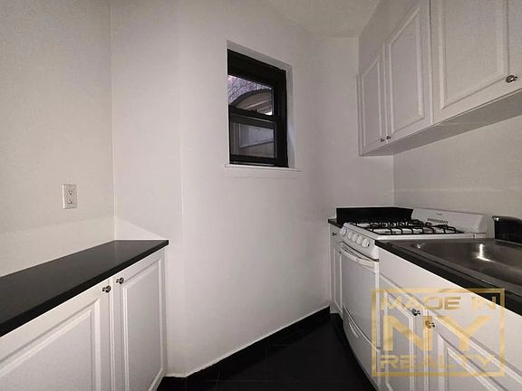 3rd image of 171 E 77th St APT 4D