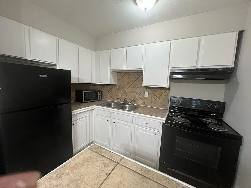 Building Photo - 2711 Fairlee Dr.