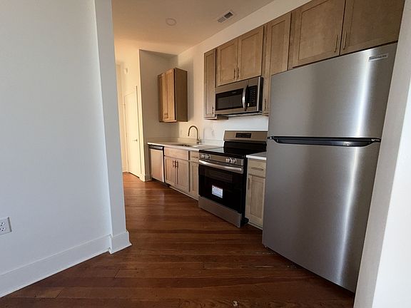 5th image of 901 5th St #301