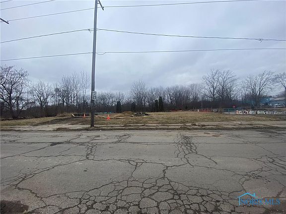 4th image of 1373 E Broadway St