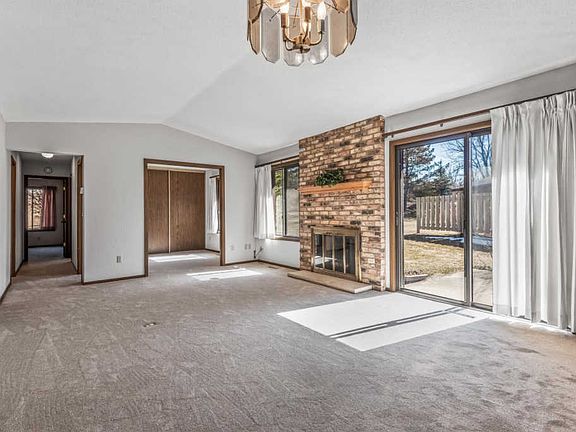 3rd image of 964 Zanzibar Ln N