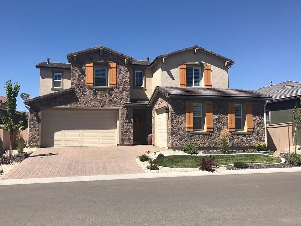 Beautiful Streetscape, with 3 Car Garage