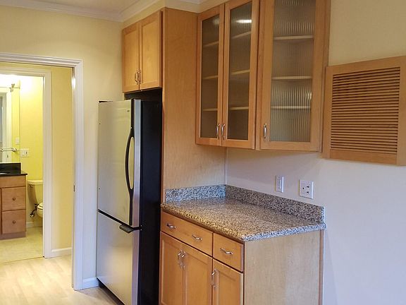 4th image of 1758 Bay St
