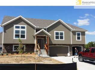 2116 NW Hedgewood Dr, Grain Valley, MO 64029