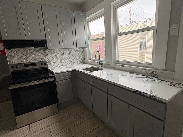 597 Grove St #3L — Photo 1