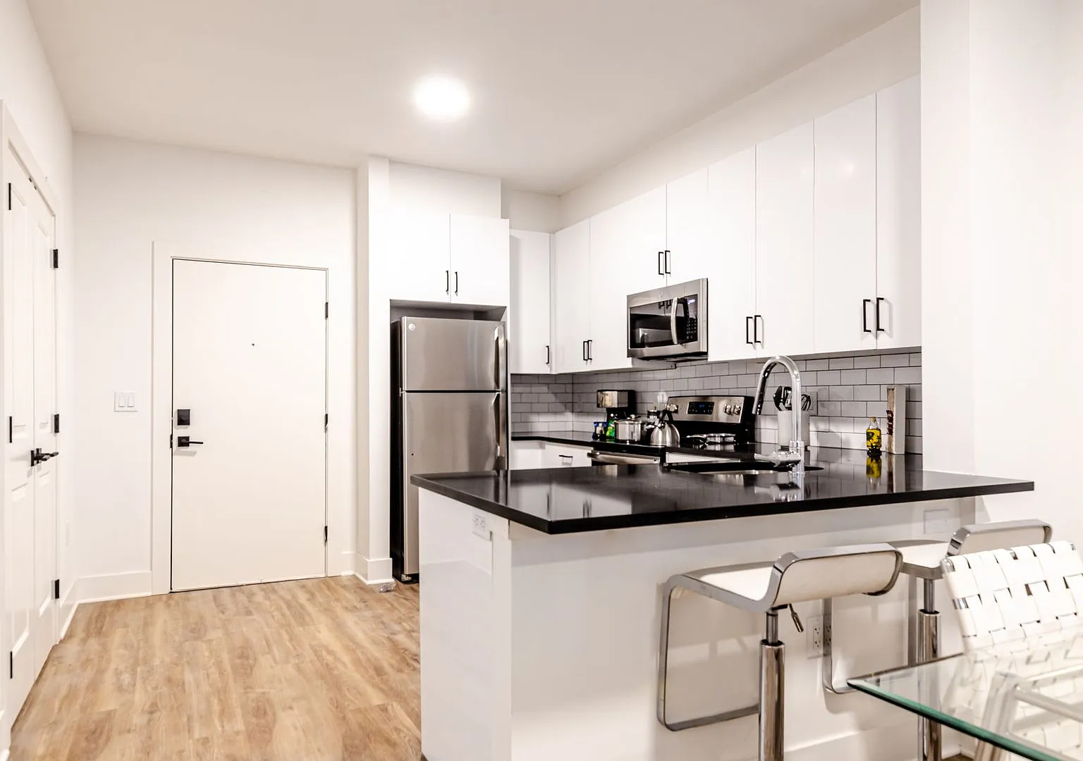 Lakeside Residence — Photo 1