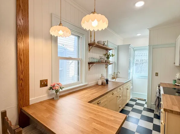 805 N 5th St, Grand Forks, ND 58203